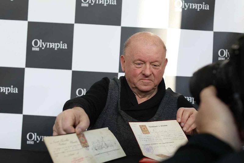 Desítkami historických aut značky Škoda se lze od čtvrtka kochat v obchodním centru Olympia v Brně. K vidění je třiadvacet aut, pět motocyklů a jízdní kolo.