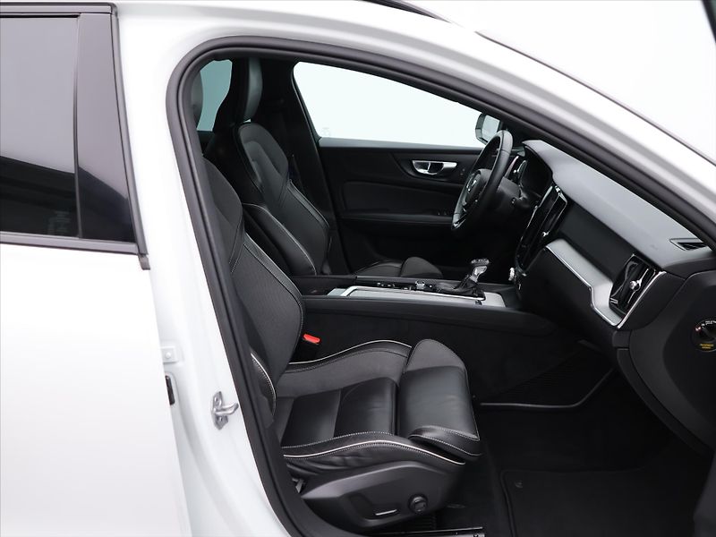 Volvo V60 2,0 T5 184kW Drive-E R-Design - fotka 13 z 34