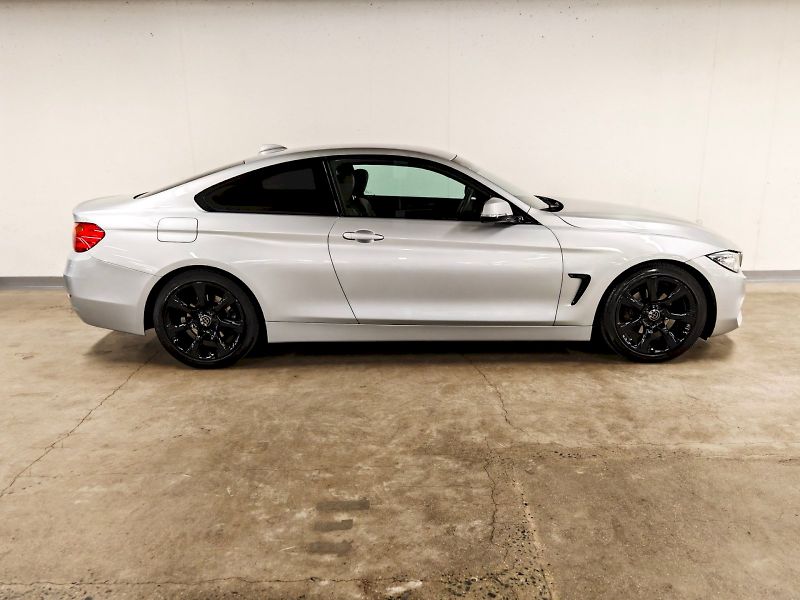 BMW Řada 4 (2014) 420i 135 kW Coupe - fotka 20 z 23