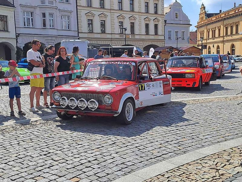Přehlídku závodních aut a motocyklů pořádal Autoklub Mělník.