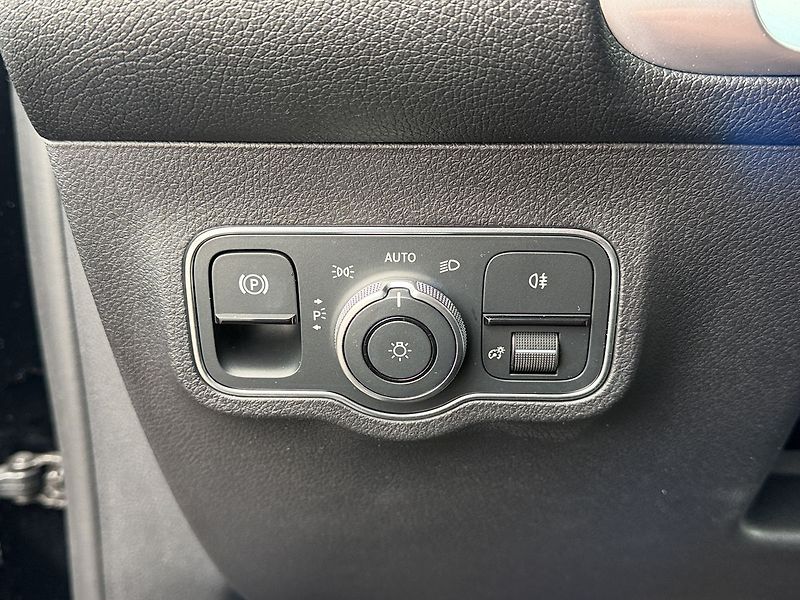 Mercedes-Benz GLB 200d 4MATIC - fotka 21 z 34