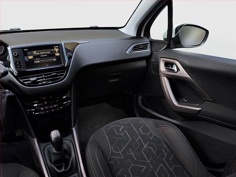 Peugeot 2008 (2016) 1.2 PureTech, Tempomat - fotka 8 z 13