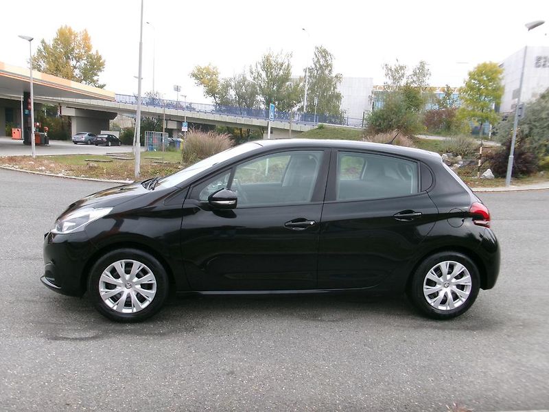 Peugeot 208 (2017) 1.2i KOUPENO ČR,1.MAJITEL - fotka 2 z 17