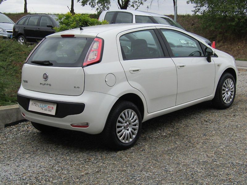 Fiat Punto (2011) 1.4I 57kW CNG - fotka 11 z 34