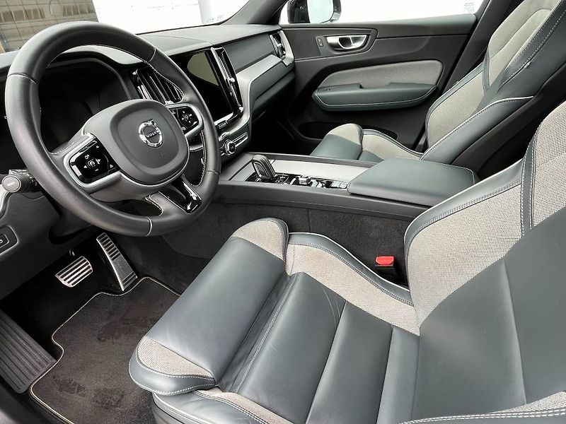 Volvo XC60 R-Design B5 AWD 184kW - fotka 10 z 26