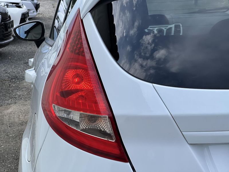 Ford Fiesta 1.25i  ZÁMEK Ř.P. PŮVOD ČR - fotka 35 z 37