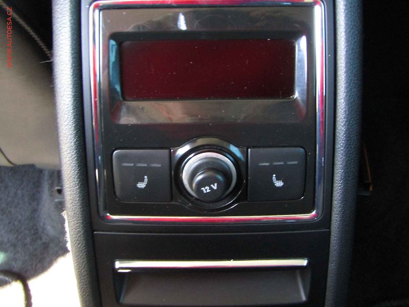Škoda Superb (2014) 2.0TDi, Elegance, DSG, navi - fotka 12 z 23