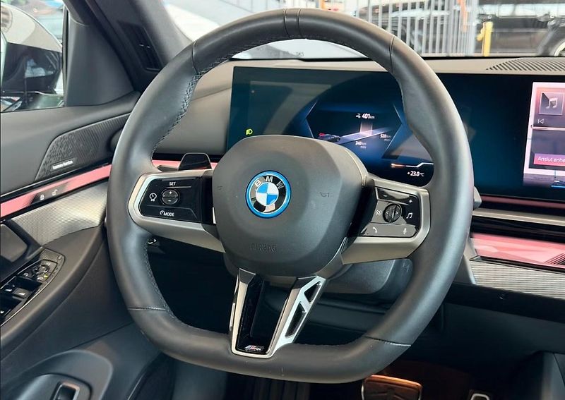 BMW i5 eDrive40 Touring M Kam Tažné - fotka 15 z 23