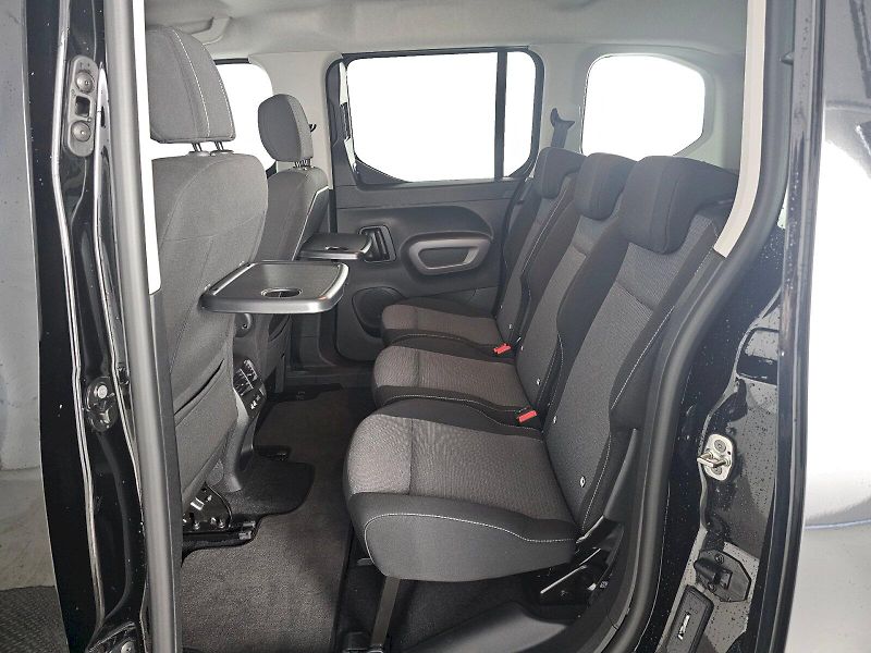 Toyota ProAce City Verso (2025) 1.2T 110k Short Family L1 - fotka 7 z 28