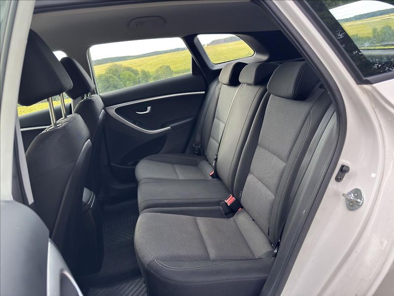 Hyundai i30 1,6 MPI Trikolor - fotka 9 z 16