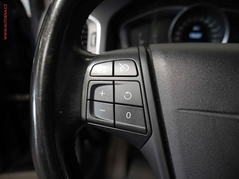 Volvo S60 (2015) 1.6 D3, 1.maj, AC, temp - fotka 15 z 18
