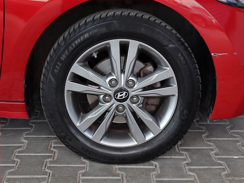Hyundai Elantra (2017) 1.6 CVVT, Serv.kniha, Tempomat - fotka 14 z 19