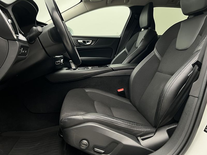 Volvo V60 T6 MOMENTUM RECHARGE AUT - fotka 3 z 44