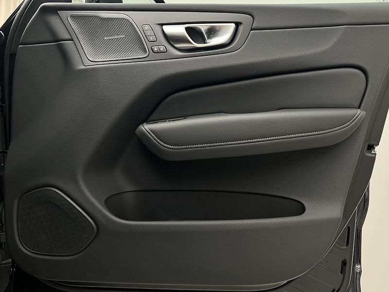 Volvo XC60 B5 AWD DARK PLUS AUT  - fotka 45 z 45