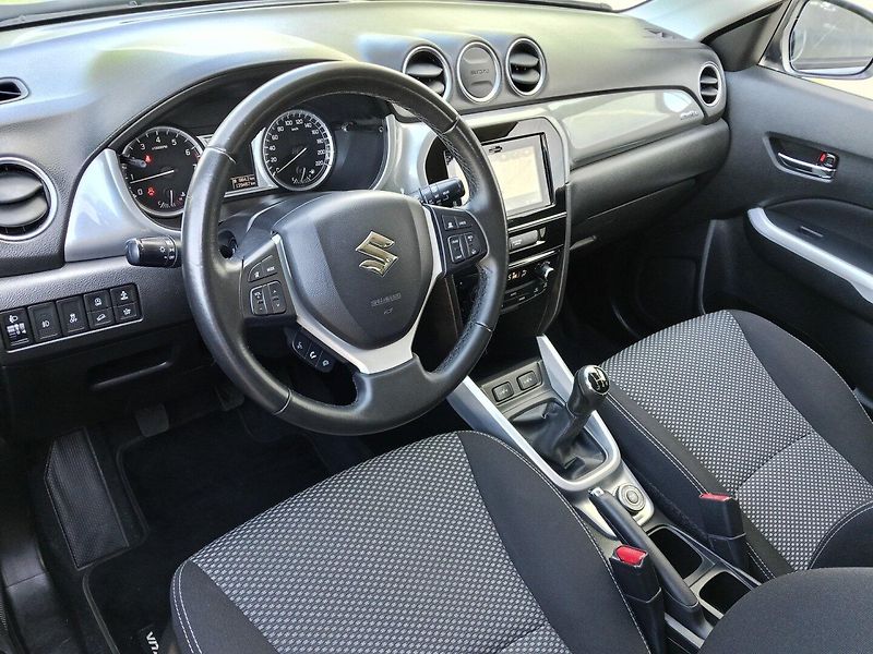 Suzuki Vitara (2015) 1.6 VVT 4x4! Kamera! 2sady kol - fotka 12 z 33