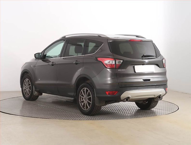Ford Kuga (2017) Titanium 2.0 TDCi, 4X4, Kůže - fotka 4 z 19