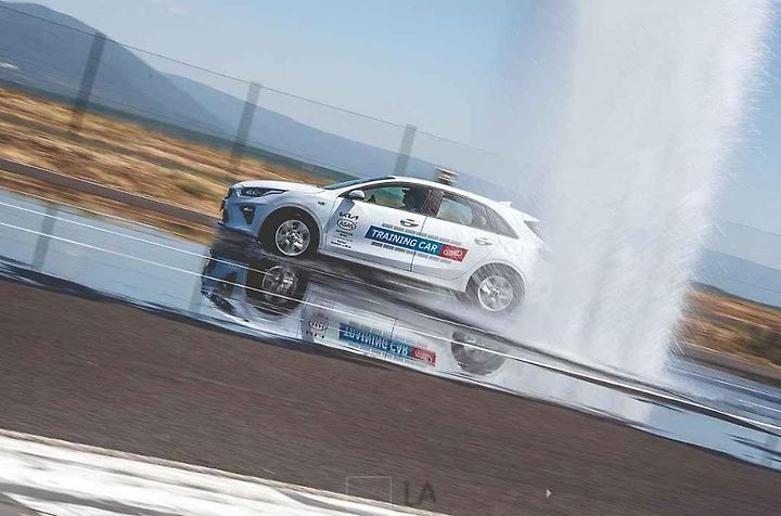 Bezpečná jízda. Autodrom Most spolupracuje na zkušebních jízdách řidičů s automobilkou Kia.