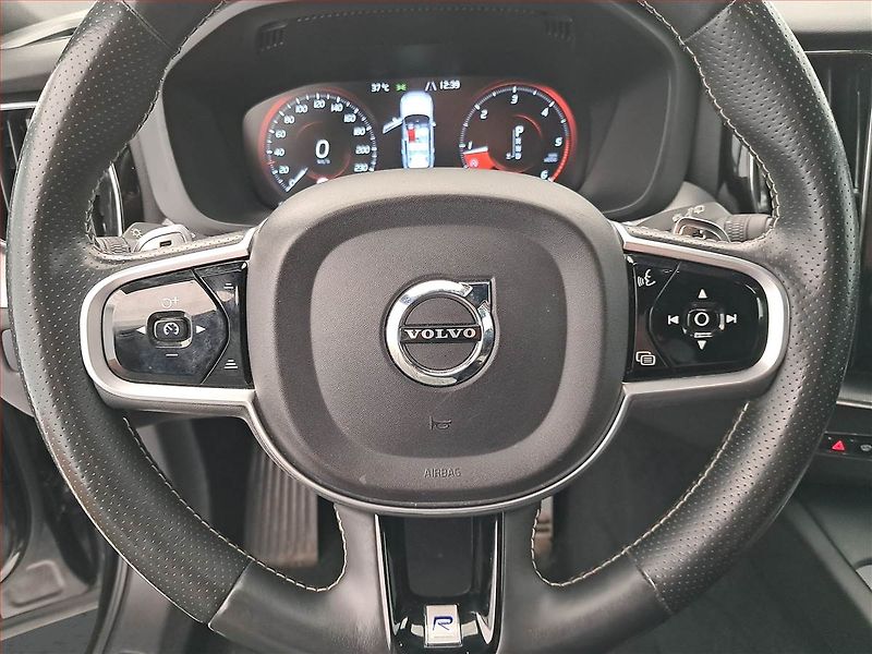 Volvo XC60 (2018) R-Design D4 AWD - fotka 18 z 18