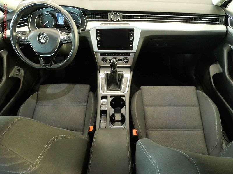 Volkswagen Passat (2019) 2.0TDi, navi, masáž - fotka 8 z 23