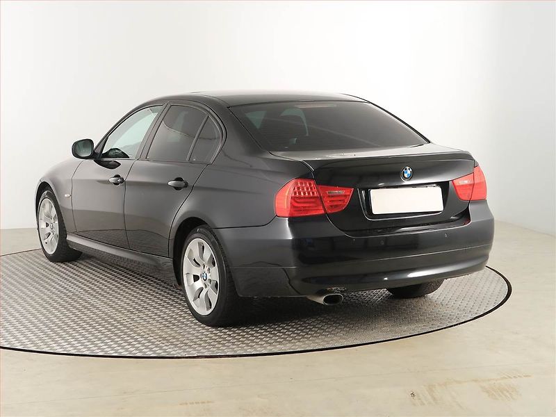 BMW Řada 3 (2010) 320 d xDrive, 4X4, Automat - fotka 4 z 17