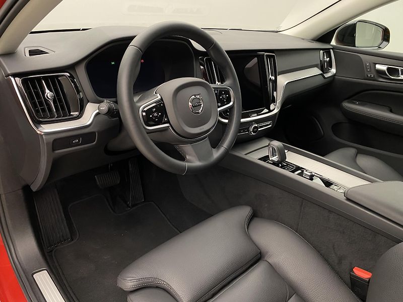 Volvo V60 B4 DARK PLUS AUT CZ - fotka 3 z 50