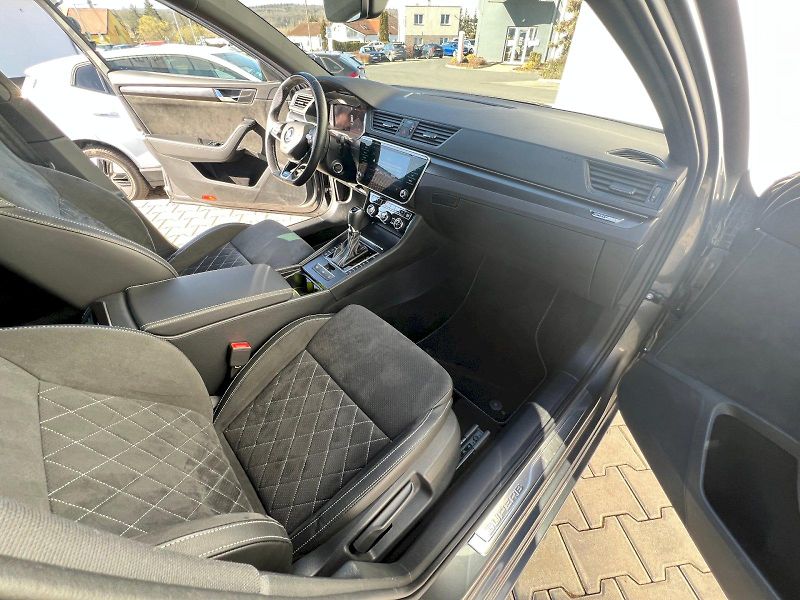 Škoda Superb (2024) kombi SportLine 2.0 TDI 147 kW - fotka 21 z 40