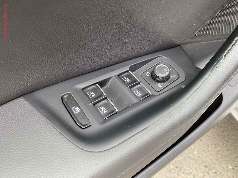 Volkswagen Passat (2015) 2.0TDI, LED, navi - fotka 13 z 18