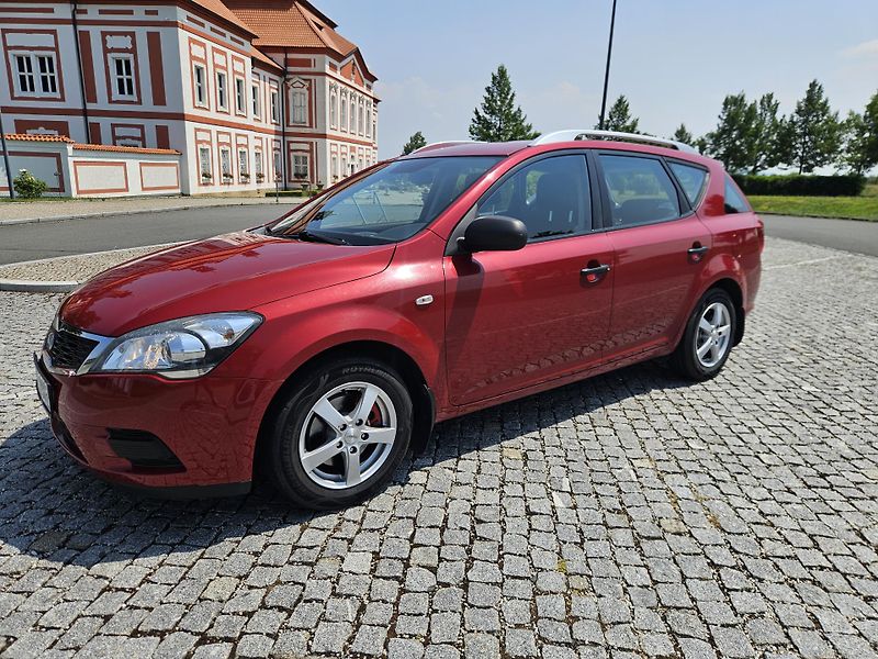 Kia Ceed (2011) 1.4 66kw, MOŽNÉ SPLÁTKY  - fotka 1 z 26