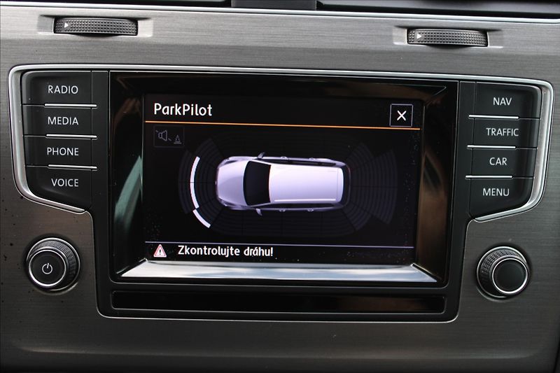 Volkswagen Golf 1,4 TSI  VÝHŘEVY,TAŽNÉ,BIXENON - fotka 12 z 28