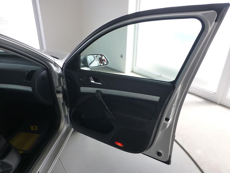 Škoda Octavia (2006) 1,6I-75KW**KLIMA**ALU****TAŽNÉ - fotka 15 z 27