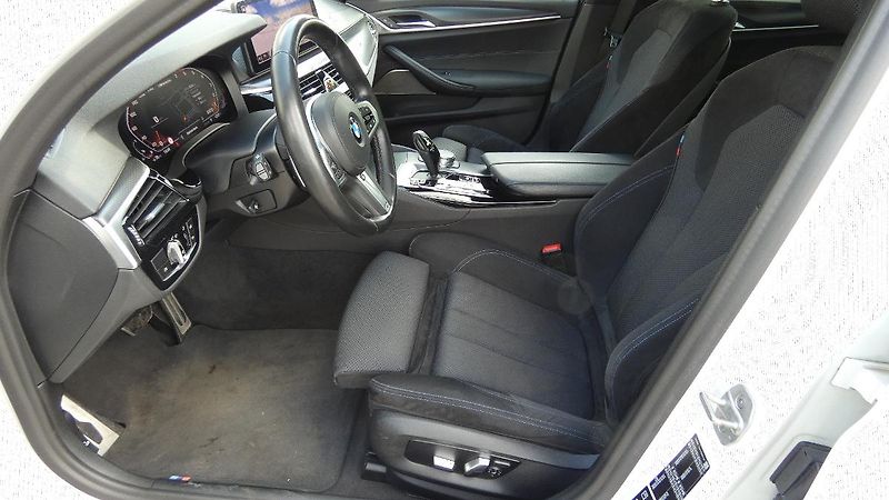 BMW Řada 5 550i xDrive M Sport - fotka 19 z 26