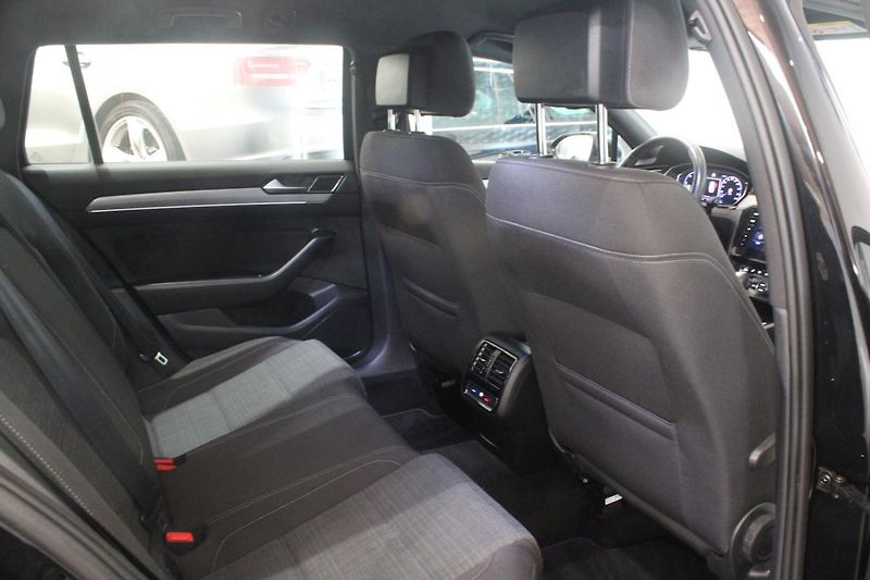 Volkswagen Passat (2020) 2.0TDI DSG Display Matrix - fotka 25 z 36