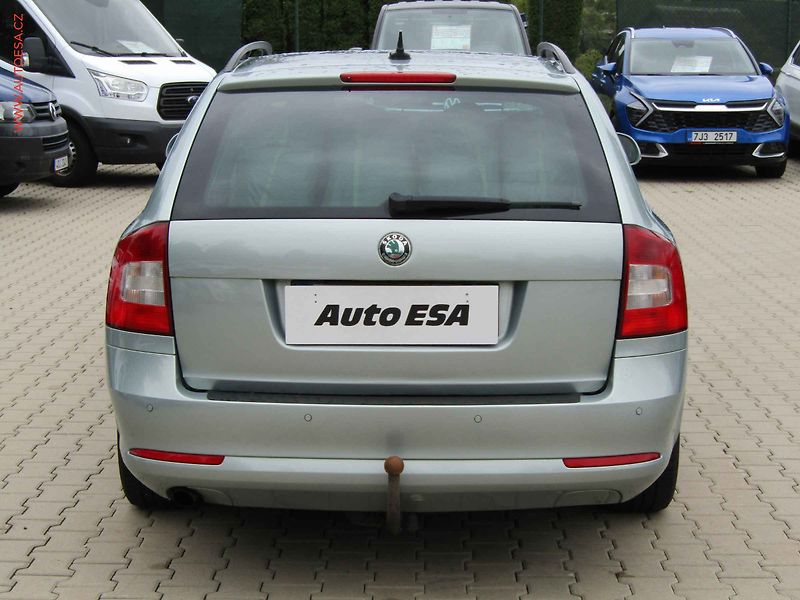 Škoda Octavia (2011) 2.0 TDi, 1.maj, AC, park - fotka 5 z 17