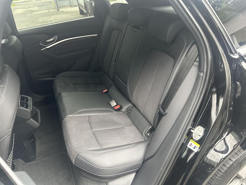 Audi e-tron 55 QUATTRO 300kw S LINE SOH96% - fotka 43 z 47