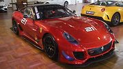 2) Ferrari 599 XX je určitě jedno z nejdražších aut na výstavě. Hodnota tohoto dvanáctiválcového okruhového speciálu, který disponuje výkonem 750 koní (552 kW) a maximální rychlost má přes 330 km/h, je více než 50 milionů korun.