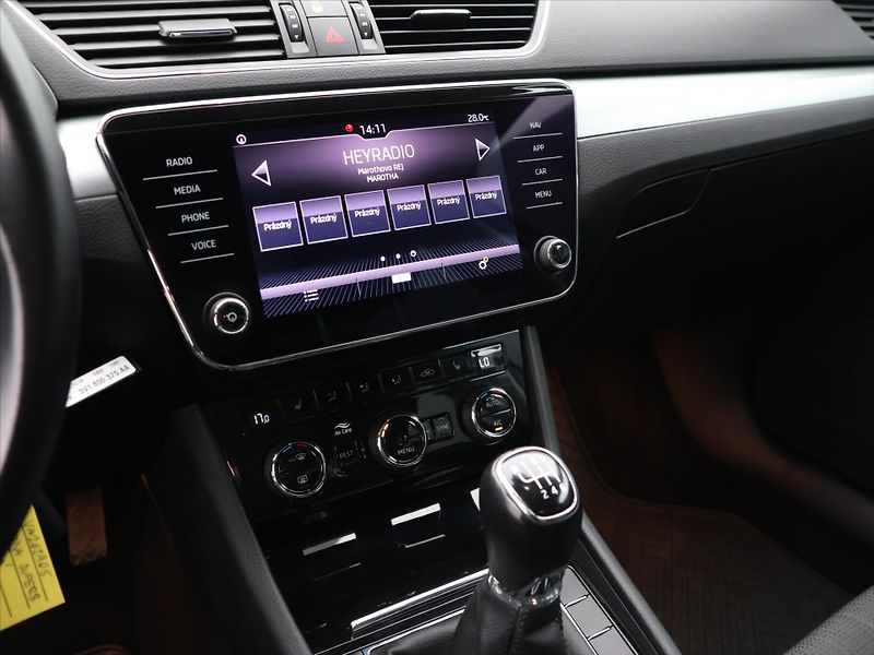 Škoda Superb 1,5 TSI 110kW CZ Xenon Navi - fotka 19 z 29