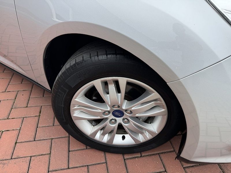 Ford Focus (2011) 1.6i Ti-VCT Klima Winter Paket - fotka 44 z 46