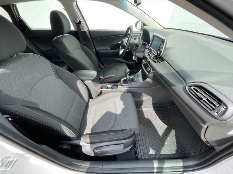 Hyundai i30 1,5 T-GDI Combi Smart PDC - fotka 17 z 23