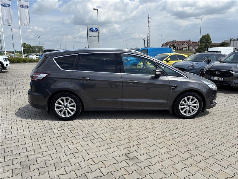 Ford S-MAX 2,0 EcoBlue 132kW Titanium 4X4 - fotka 6 z 39