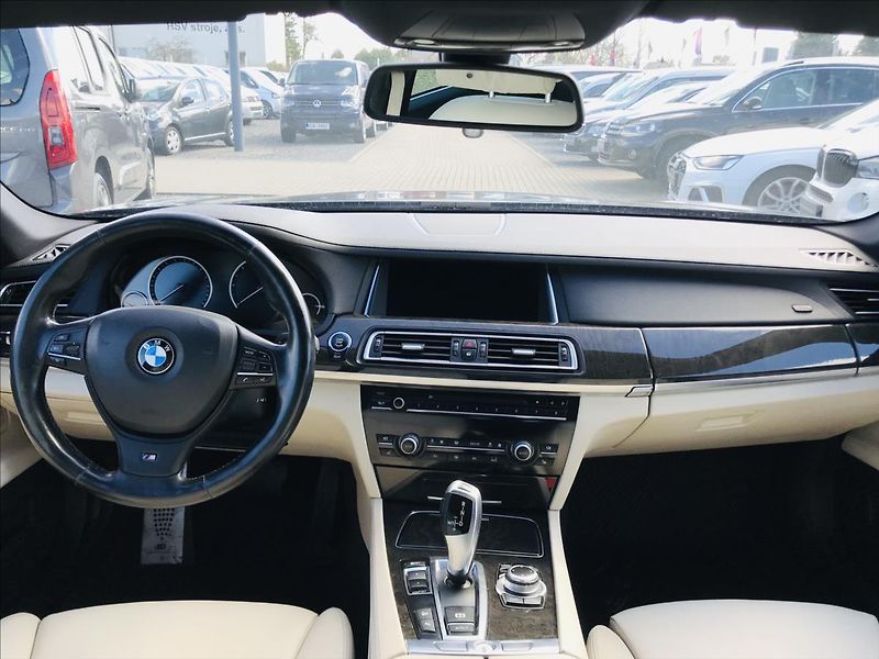 BMW Řada 7 3,0   xDrive M-paket - fotka 10 z 14