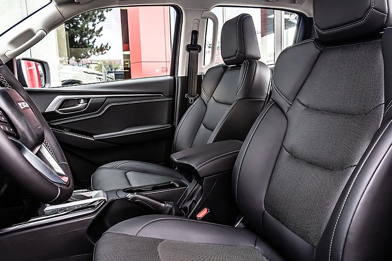 Isuzu D-Max 1,9 D AT 4x4  LSE DoubleCab - fotka 10 z 19