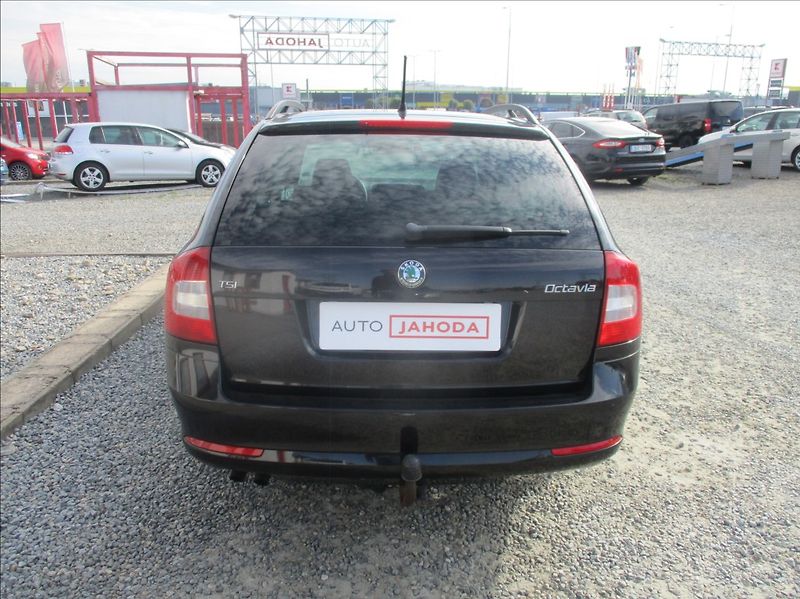 Škoda Octavia 1,4 TSI, serviska,tažné,1.maj, - fotka 7 z 32