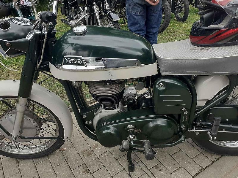 Milovníci historických automobilů i motocyklů si první říjnovou sobotu přišli na své při tradičním závodu Brno-Soběšice.
