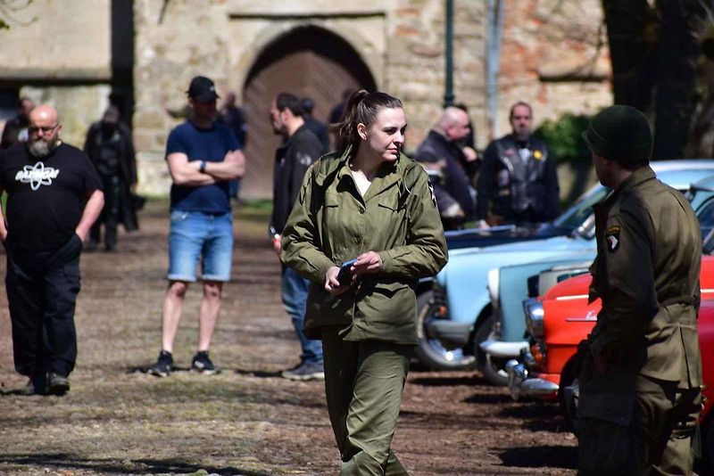 Kulatá světla, blýskající se chromy, brumlavé motory. Majitelům historických skvostů vyšla jejich první letošní projížďka na jedničku.