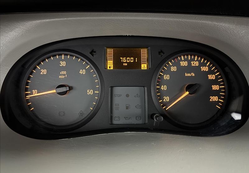 Opel Vivaro 2,5 107kW 9MÍST AC TAŽNÉ 1.MAJ - fotka 9 z 30
