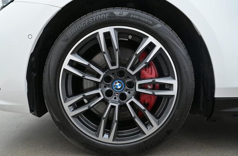 BMW i5 xDrive40 Touring M SoH 96% Taž - fotka 26 z 26