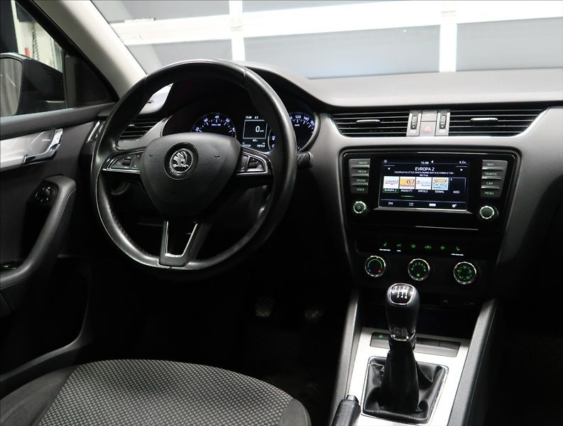 Škoda Octavia 1,2 TSI XENON VÝHŘEV 2x ALU - fotka 10 z 33