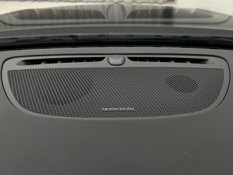 Volvo V60 B4 PLUS DARK AUT 1.maj. - fotka 17 z 45