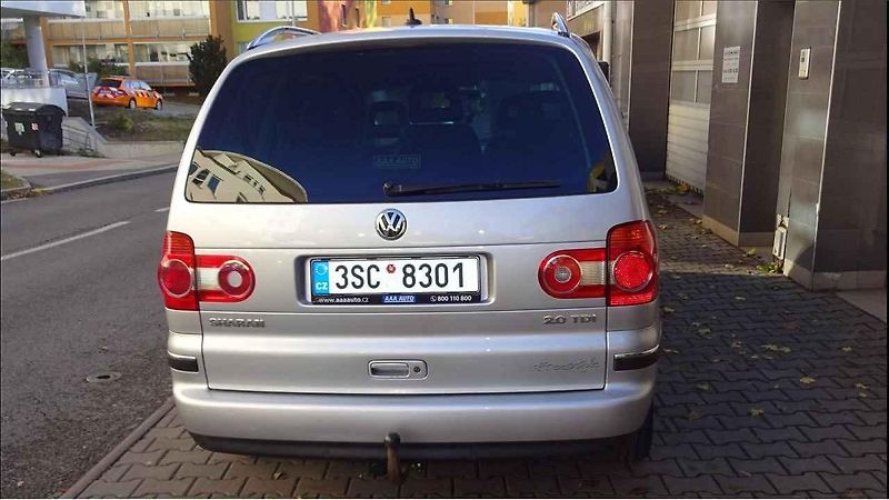 Boční lišty i lišty nárazníků zdobí chromový pásek, toto auto v základní výbavě není.