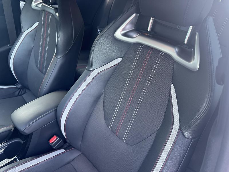 Toyota Corolla (2022) GR SPORT 2.0 HYBRID 135kW ČR - fotka 12 z 28